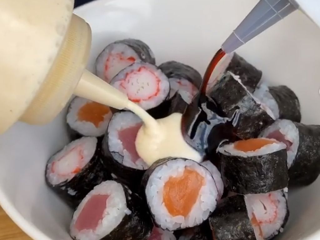 Sushi Sereal yang Hits Ini Diberi Kuah Mirip Susu dan Saus Gurih