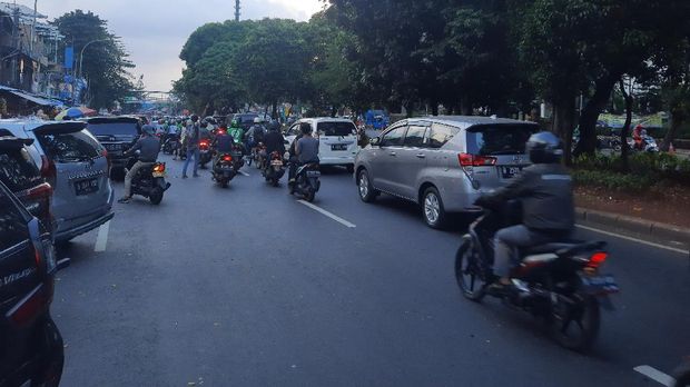 Pasar Gembrong Jaktim ramai meski PSBB