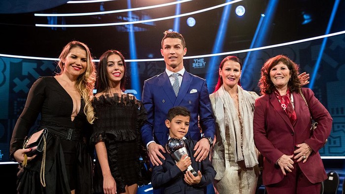 ZURICH, SWITZERLAND - JANUARY 09: The Best FIFA Mens Player Award winner Cristiano Ronaldo of Portugal and Real Madrid (C) poses together with his family and girlfriend Georgina Rodriguez for a photo after The Best FIFA Football Awards 2016 on January 9, 2017 in Zurich, Switzerland. (Photo by Philipp Schmidli/Getty Images)