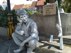 Cerita Manusia Silver di Kota Tua, Bertahan Meski Minim Pendapatan