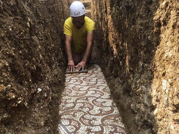 Penampakan Lantai Mosaik Romawi yang Ditemukan di Kebun Anggur Italia