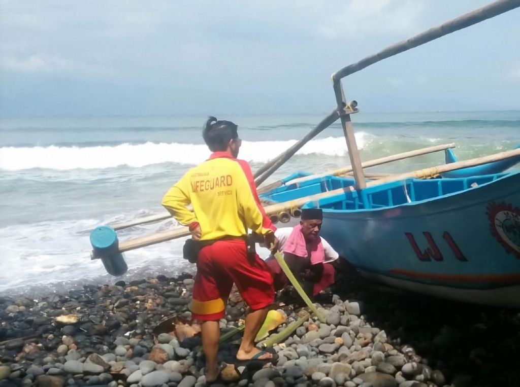 Perahu Congkreng Tanpa Nelayan Terombang-ambing di Teluk Palabuhanratu Perahu Congkreng Tanpa Nelayan Terombang-ambing di Teluk Palabuhanratu