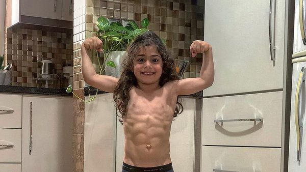 Gaya Kulineran Arat Hosseini, Bocah Kecil Bertubuh Kekar yang Hobi Fitness