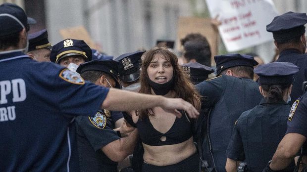 A demonstrator is arrested Friday, May 29, 2020, in New York, while protesting against the the death of George Floyd, a black man who was in police custody in Minneapolis. Floyd died after being restrained by Minneapolis police officers on Memorial Day. (AP Photo/Mary Altaffer)