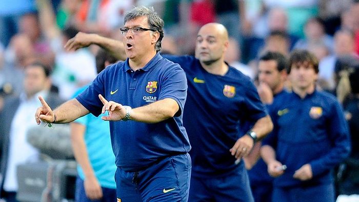 ELCHE, SPAIN - MAY 11:  Head coach Gerardo Tata Martino of FC Barcelona directs his players during the La Liga match between Elche FC and FC Barcelona at Estadio Manuel Martinez Valero on May 11, 2014 in Elche, Spain.  (Photo by David Ramos/Getty Images)