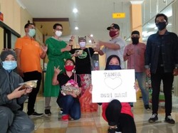 Pemuda Banyuwangi Beri Masakan Lebaran ke Nakes RSUD Blambangan