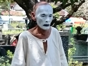 Terjebak Bersama Jemek Supardi di Kerkhof