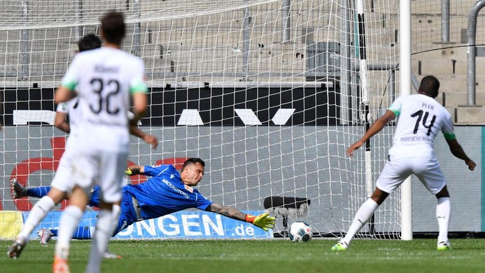 MOENCHENGLADBACH, GERMANY - MAY 31: Moenchengladbachs Alassane Plea, right, scores his sides fourth goal  during the Bundesliga match between Borussia Moenchengladbach and 1. FC Union Berlin at Borussia-Park on May 31, 2020 in Moenchengladbach, Germany. (Photo by Martin Meisner/Pool via Getty Images)