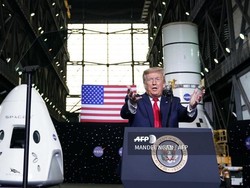 Sukses Lesatkan Astronaut, Elon Musk Dipuji Trump