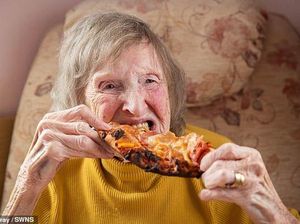Momen Seru Kakek dan Nenek Cicip Dalgona dan Pizza Pertama Kali