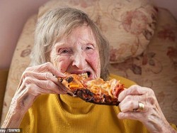Momen Seru Kakek dan Nenek Cicip Dalgona dan Pizza Pertama Kali