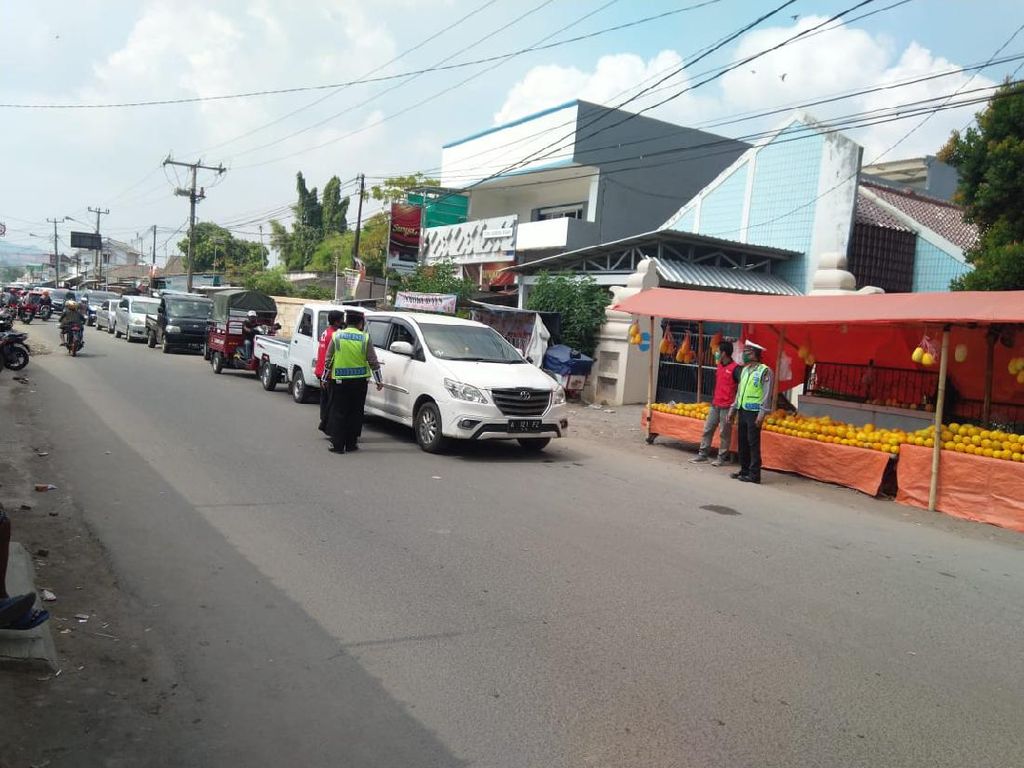 Polisi Putar Balik Ribuan Kendaraan yang Hendak Berwisata ke Anyer Polisi Putar Balik Ribuan Kendaraan yang Hendak Berwisata ke Anyer