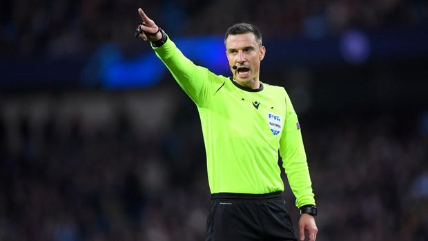 MANCHESTER, ENGLAND - NOVEMBER 26: Match referee Slavko Vincic reacts during the UEFA Champions League group C match between Manchester City and Shakhtar Donetsk at Etihad Stadium on November 26, 2019 in Manchester, United Kingdom. (Photo by Laurence Griffiths/Getty Images)