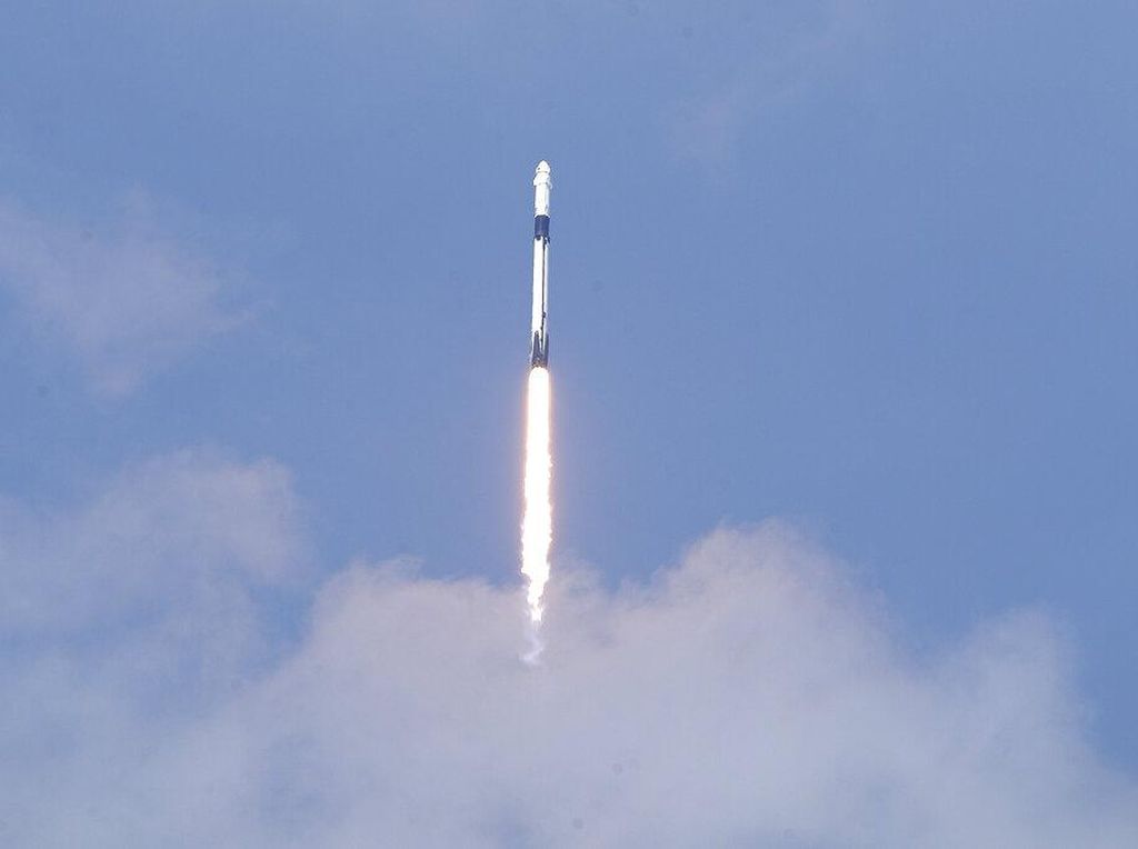 Roket SpaceX Akan Tabrak Bulan, Apa Dampaknya?