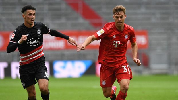 Fortuna Duesseldorf's US midfielder Alfredo Morales (L) and Bayern Munich's German midfielder Joshua Kimmich vie for the ball during the German first division Bundesliga football match FC Bayern Munich v Fortuna Duesseldorf on May 30, 2020 in Munich, southern Germany. (Photo by Christof STACHE / various sources / AFP) / DFL REGULATIONS PROHIBIT ANY USE OF PHOTOGRAPHS AS IMAGE SEQUENCES AND/OR QUASI-VIDEO
