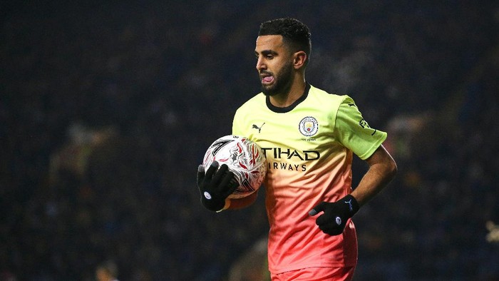 SHEFFIELD, ENGLAND - MARCH 04:  Riyad Mahrez of Manchester City carries the ball to take a corner during the FA Cup Fifth Round match between Sheffield Wednesday and Manchester City at Hillsborough on March 04, 2020 in Sheffield, England. (Photo by Alex Livesey/Getty Images)