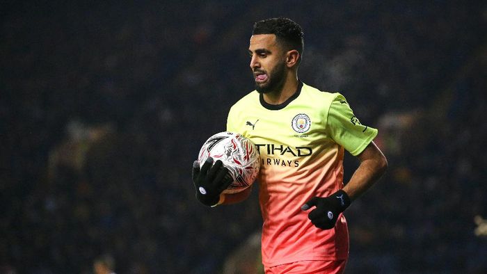 Riyad Mahrez SHEFFIELD, ENGLAND - MARCH 04: Riyad Mahrez of Manchester City carries the ball to take a corner during the FA Cup Fifth Round match between Sheffield Wednesday and Manchester City at Hillsborough on March 04, 2020 in Sheffield, England. (Photo by Alex Livesey/Getty Images)