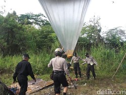 Tradisi Syawalan Terbangkan Balon Udara, Warga Kucing-kucingan dengan Polisi
