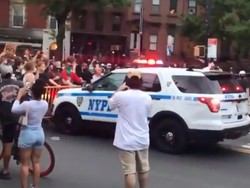 Video Mobil Polisi New York Tabrak Massa Pembela George Floyd
