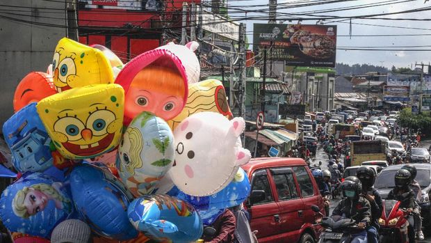 Kepadatan kendaraan di jalur wisata, Jalan Raya Puncak, Cisarua, Kabupaten Bogor, Jawa Barat, Sabtu (30/5/2020). Kepadatan kendaraan tersebut diakibatkan tingginya antusias warga untuk berwisata di kawasan puncak, meskipun masih dalam masa Pembatasan Sosial Berskala Besar(PSBB). ANTARA FOTO/Yulius Satria Wijaya/hp.