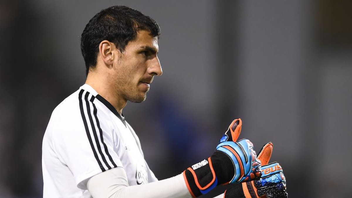 Kiper Tigres, Nahuel Guzman, punya klausul aneh terkait Lionel Messi dalam kontraknya (Foto: Getty Images/Marcelo Endelli)
