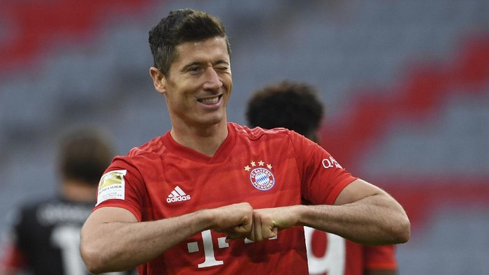 Bayern Munichs Polish forward Robert Lewandowski reacts after scoring his 4-0 during the German Bundesliga soccer match between FC Bayern Munich and Fortuna Duesseldorf in Munich, Germany, Saturday, May 30, 2020. Because of the coronavirus outbreak all soccer matches of the German Bundesliga take place without spectators. (Christof Stache/Pool via AP)