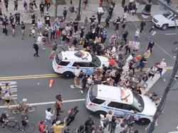Mobil Polisi NYPD Seruduk Belasan Demonstran George Floyd
