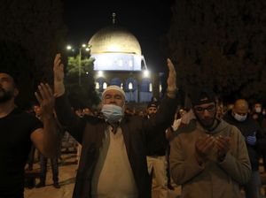 Masjid Al-Aqsa Akhirnya Dibuka, Langsung Diisi Ratusan Jemaah