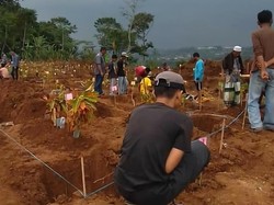 Terdampak Proyek Tol Bocimi, Ratusan Makam Dipindahkan