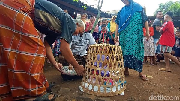 Melihat Mudun Lemah, Tradisi Bagi Bayi yang Baru Bisa Berjalan