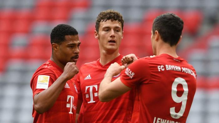 1216247921 MUNICH, GERMANY - MAY 30: Robert Lewandowski of Bayern Munich celebrates with Serge Gnabry and Benjamin Pavard after their teams first goal came through a own goal during the Bundesliga match between FC Bayern Muenchen and Fortuna Duesseldorf at Allianz Arena on May 30, 2020 in Munich, Germany. (Photo by Christof Stache/Pool via Getty Images)