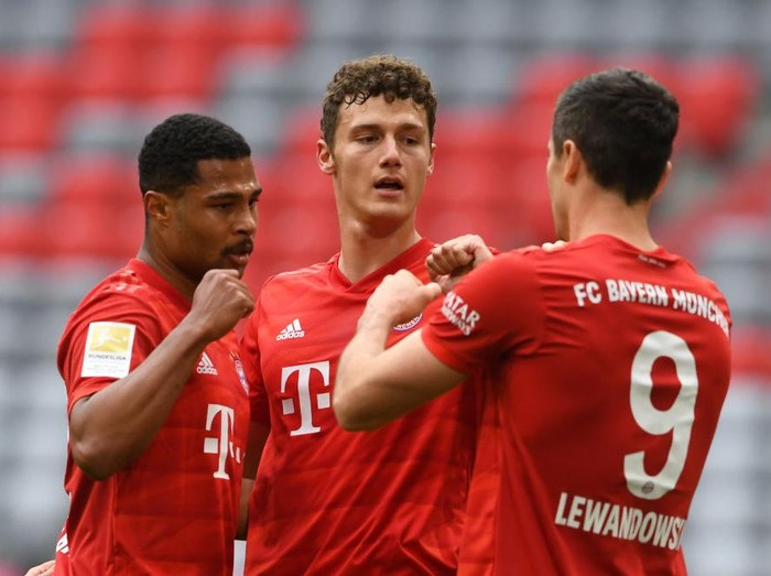 MUNICH, GERMANY - MAY 30: Robert Lewandowski of Bayern Munich celebrates with Serge Gnabry and Benjamin Pavard after their teams first goal came through a own goal during the Bundesliga match between FC Bayern Muenchen and Fortuna Duesseldorf at Allianz Arena on May 30, 2020 in Munich, Germany. (Photo by Christof Stache/Pool via Getty Images)