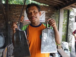 Setia Jadi Pembuat Cangkul, Eko Bisa Raup Rp30 Juta per Bulan