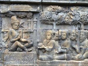 Belajar Kehidupan di Tiap Pahatan Relief Candi Buddha Terbesar Dunia