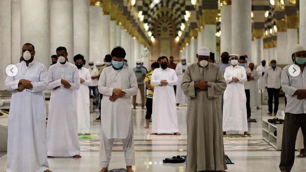 Pemerintah Arab Saudi membuka kembali Masjid Nabawi, Madinah, setelah ditutup akibat virus Corona. Begini potret salat saat Masjid Nabawi dibuka.