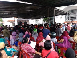 Warga di Medan Berkerumun demi Peroleh Bantuan Sosial dari Pemerintah