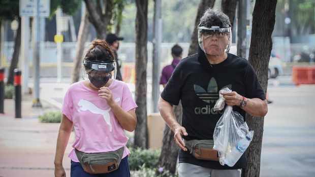 Warga berolah raga di kawasan mal Grand Indonesia, Jakarta, Minggu (31/5/2020). Warga tetap berolah raga meski car free day (CFD) ditiadakan di tengah pandemi COVID-19. ANTARA FOTO/Rivan Awal Lingga/foc.