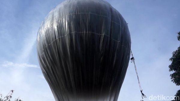 Terbangkan Balon Udara, Warga Kucing-kucingan dengan Polisi