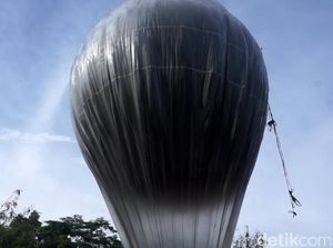 Terbangkan Balon Udara, Warga Kucing-kucingan dengan Polisi