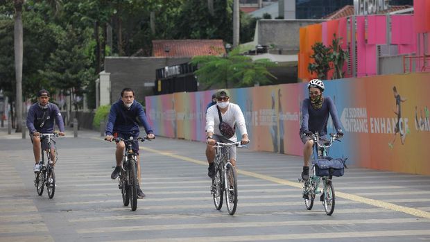 Warga bersepeda dengan tetap menjaga jarak di kawasan Jalan Jenderal Sudirman, Jakarta, Minggu (31/5/2020). Presiden Jokowi meminta segenap pihak beradaptasi dengan tatanan normal baru ini yang sudah disiapkan oleh Kementerian Kesehatan yang kemudian disosialisasikan secara masif kepada masyarakat. ANTARA FOTO/Reno Esnir/aww. *** Local Caption ***