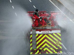 Jelang New Normal, Jalan-jalan di Jakarta Disemprot Disinfektan Jelang New Normal, Jalan-jalan di Jakarta Disemprot Disinfektan