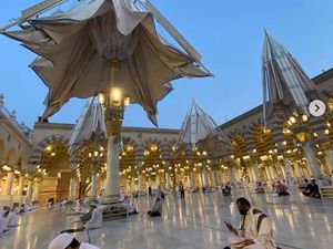 93 Ribu Jamaah Sholat di Masjid Nabawi di Hari Pertama Dibuka Kembali