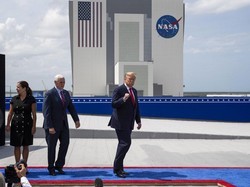 Saksikan Peluncuran SpaceX, Trump Lagi-lagi Tanpa Masker