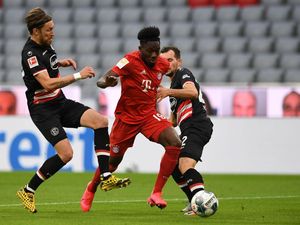 Dikepung Tiga Pemain, Road Runner Davies Melesat Cetak Gol Dikepung Tiga Pemain, Road Runner Davies Melesat Cetak Gol