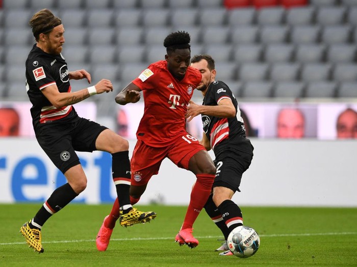 MUNICH, GERMANY - MAY 30: Alphonso Davies of Bayern Munich is challenged by Kevin Stoeger of Fortuna Duesseldorf during the Bundesliga match between FC Bayern Muenchen and Fortuna Duesseldorf at Allianz Arena on May 30, 2020 in Munich, Germany. (Photo by Christof Stache/Pool via Getty Images)