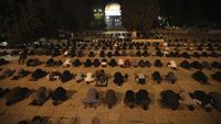 Foto: Khusyuknya Jemaah Salat di Masjid Al-Aqsa yang Baru Dibuka