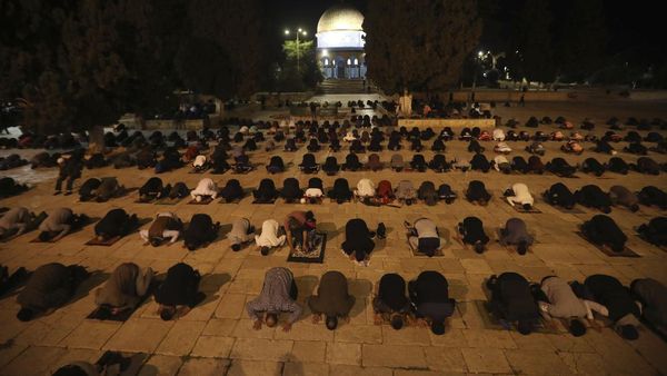 Foto: Khusyuknya Jemaah Salat di Masjid Al-Aqsa yang Baru Dibuka
