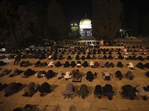 Foto: Khusyuknya Jemaah Salat di Masjid Al-Aqsa yang Baru Dibuka
