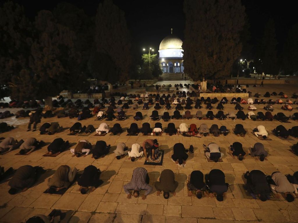 Foto: Khusyuknya Jemaah Salat di Masjid Al-Aqsa yang Baru Dibuka Foto: Khusyuknya Jemaah Salat di Masjid Al-Aqsa yang Baru Dibuka