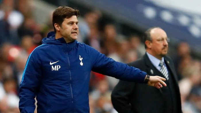LONDON, ENGLAND - MAY 09:  Mauricio Pochettino, Manager of Tottenham Hotspur gives instruction to his team as Rafael Benitez, Manager of Newcastle United looks on during the Premier League match between Tottenham Hotspur and Newcastle United at Wembley Stadium on May 9, 2018 in London, England.  (Photo by Julian Finney/Getty Images)